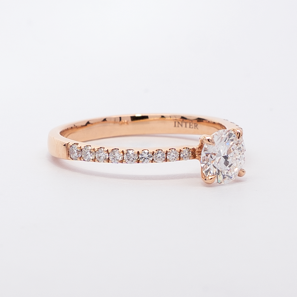 Anillo de Compromiso Accent Diamante Central 0.65 ct y Laterales GIA en Oro Rosa