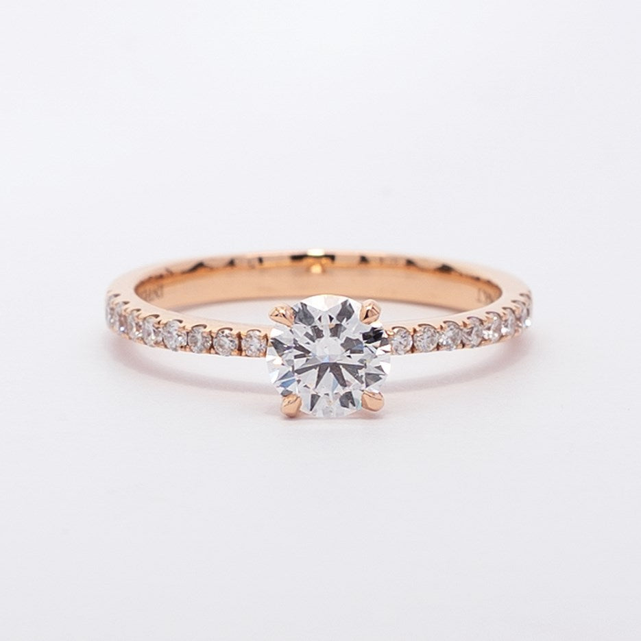 Anillo de Compromiso Accent Diamante Central 0.65 ct y Laterales GIA en Oro Rosa